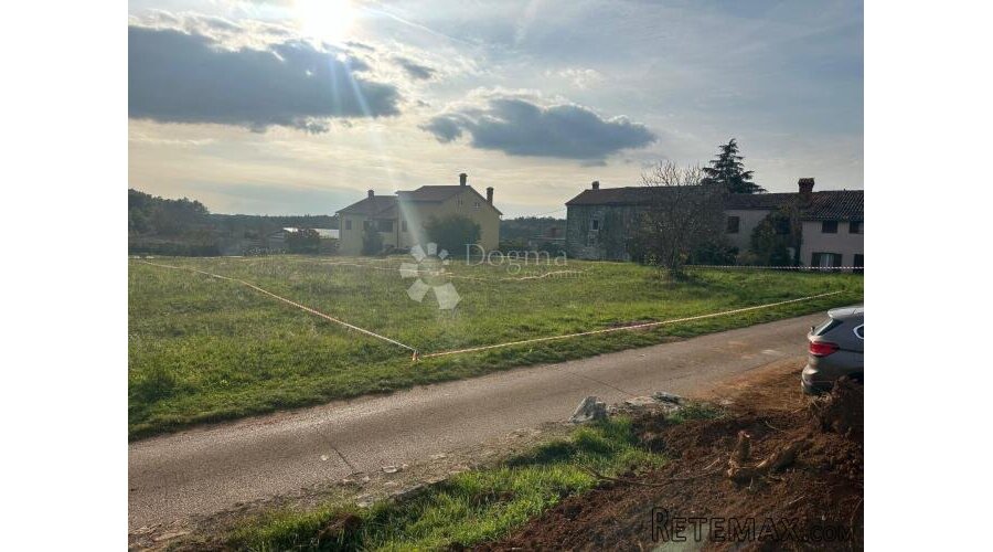 Zemljište sa građevinskom dozvolom i svim priključcima