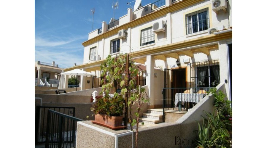 This nice and well presented town house is located on the..