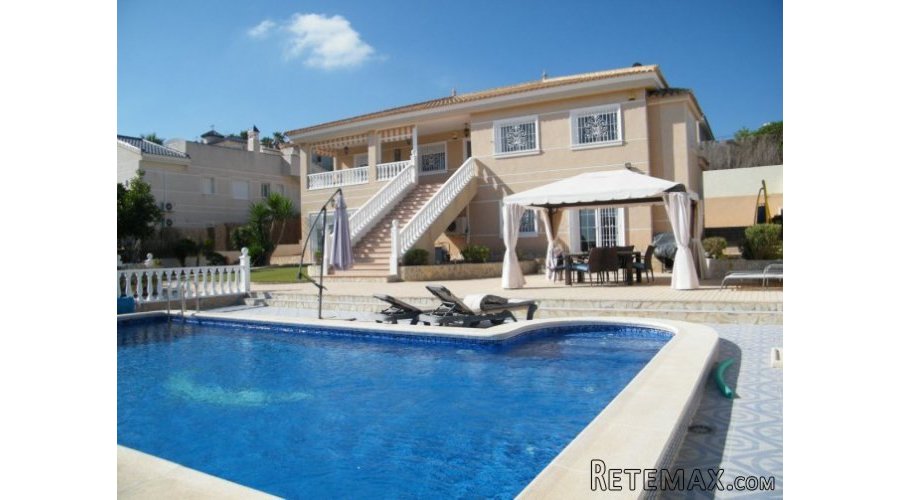 This immaculate six bedroom detached villa is located on..