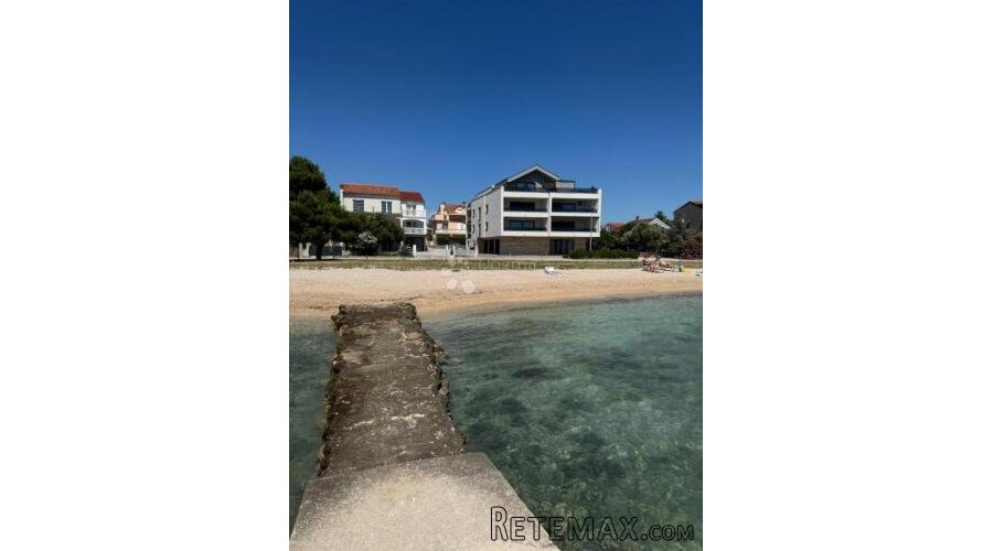 TOP LOKACIJA! Stan 84,53 m² + vrt 90 m² | 10 m od plaže