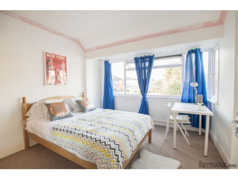 Single with double bed near Hanger Lane..