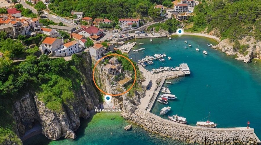 Kamena vila na stijeni iznad mora sa otvorenim pogledom na..