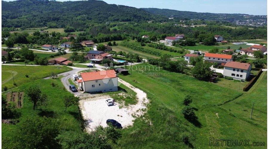 Atraktivno građevinsko zemljište – pravomoćna dozvola i plać - 3