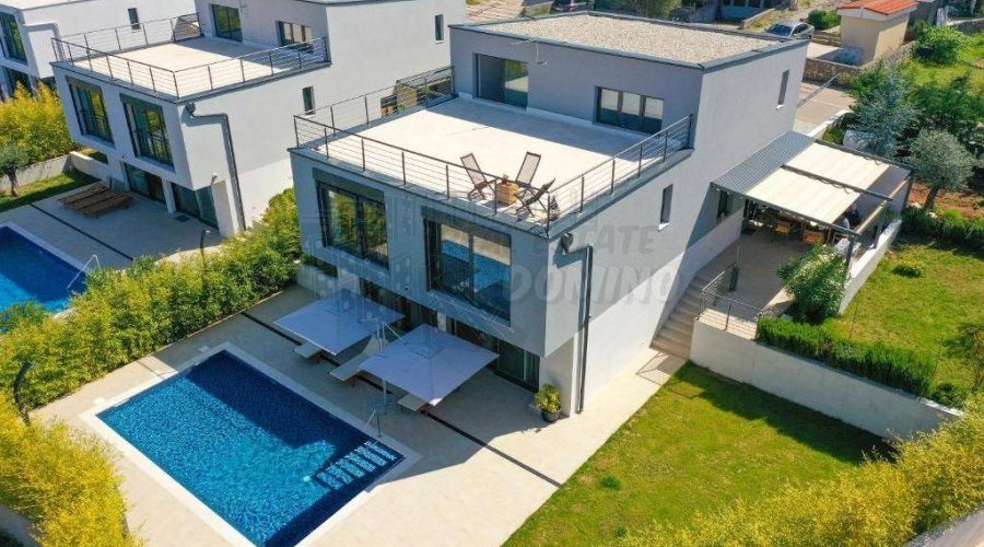 Moderna vila s bazenom-pogled na more!