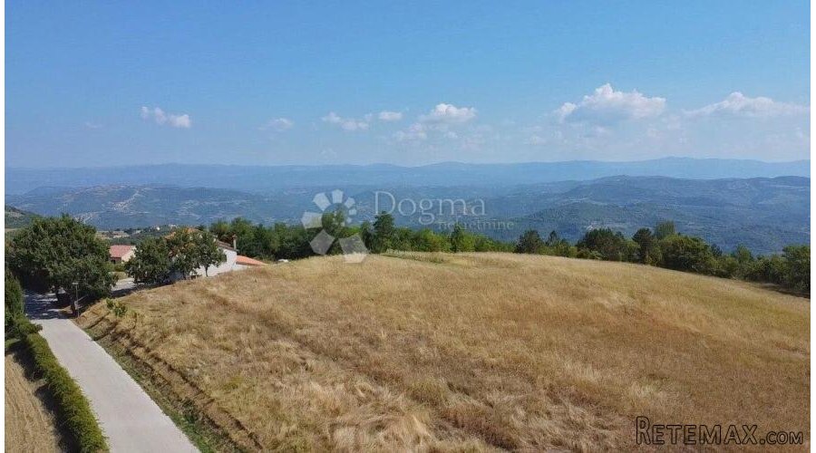 PRILIKA!! ZEMLJIŠTE SA 3 GRAĐEVINSKE DOZVOLE I PLAĆENIM KOMU