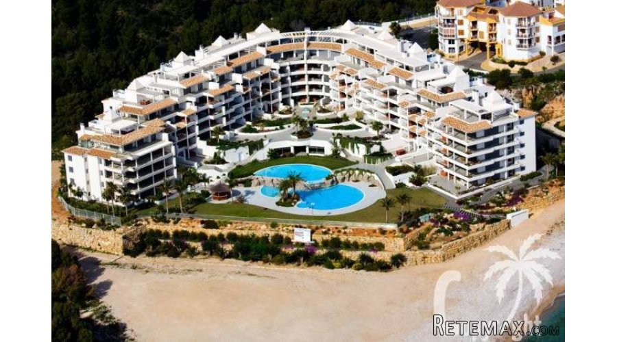 An impressive front beach complex under construction.. - 2
