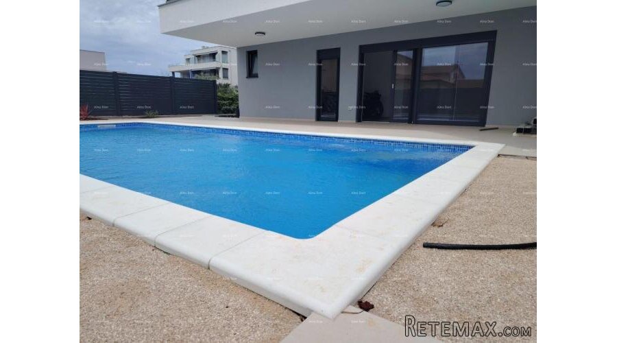 Stan u novogradnji s vrtom i bazenom– Novigrad, 400 m od m.. - 2