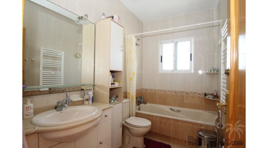 This exclusive villa built in 2005, located on a beautiful.. - 4