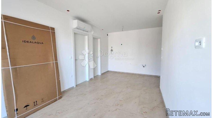 POREČ (okolica) - Stan u prizemlju sa 2SS+DB 800m od mora