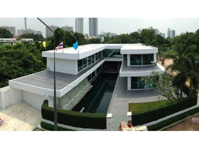 VILLA close to the royal residence..