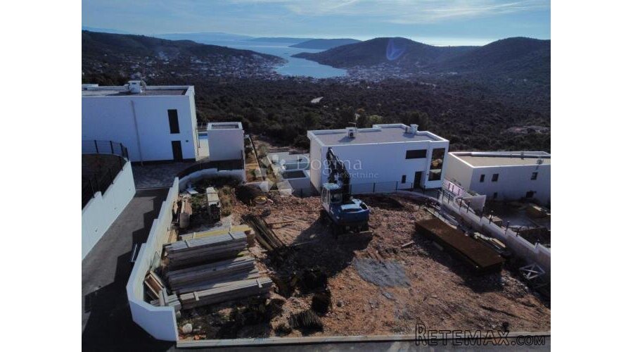 VINIŠĆE- ZEMLJIŠTE ZA VILLU S GRAĐEVINSKOM DOZVOLOM