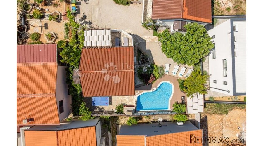 Tri apartmana s bazenom