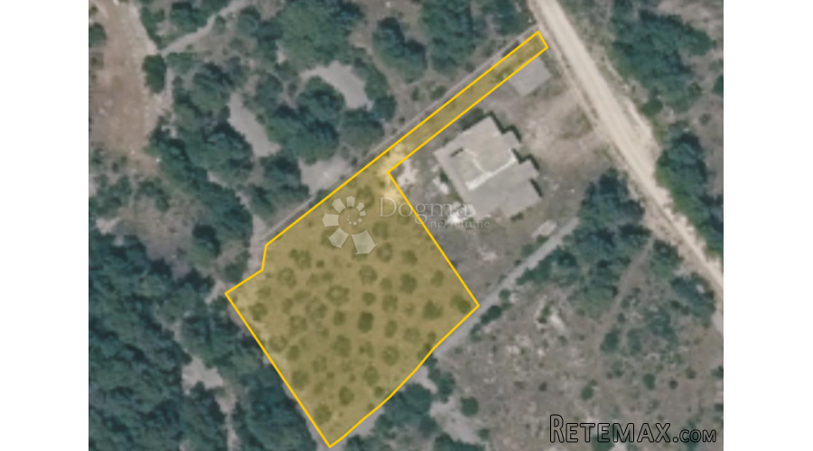 RAŽINE-GRAĐEVINSKO ZEMLJIŠTE 1620m2