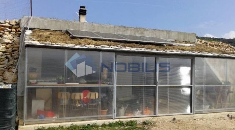 Vis, polje, kuća 100 m2 s nadstrešnicom 20 m2 i 13000 m2 z.. - 2