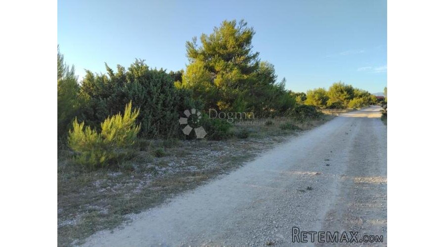 STRATEŠKA INVESTICIJA: Veliko zemljište 2632 m² unutar građe
