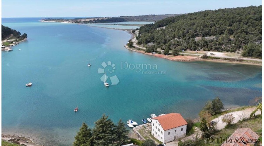 Povijesni ljetnikovac s privatnim molom