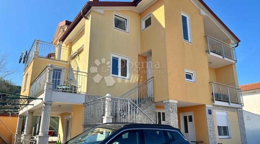BILICE (ŠIBENIK) –APARTMANSKA KUĆA 100 M OD MORA