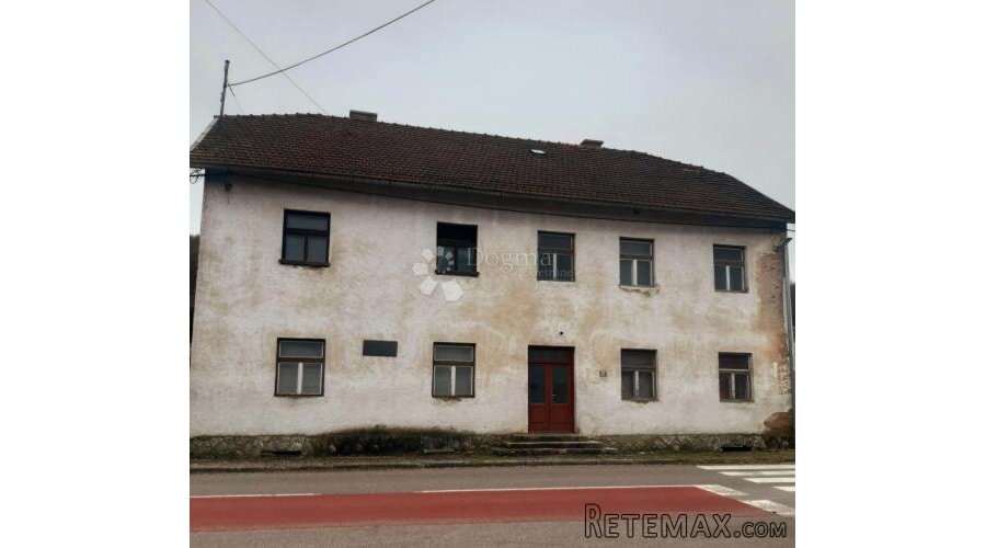 Kuća za adaptaciju u Drežnici sa 8 stanova