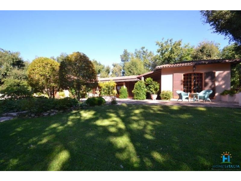 Marvellous villa with pool and land - 2