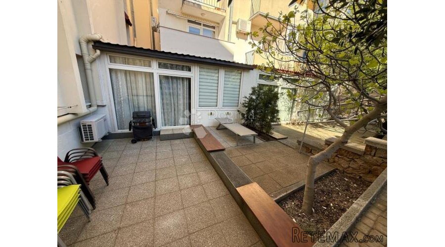 APARTMAN U PRIZEMLJU S VELIKOM TERASOM