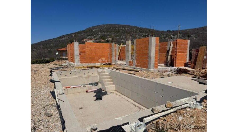 Zagvozd kuća s bazenom u izgradnji