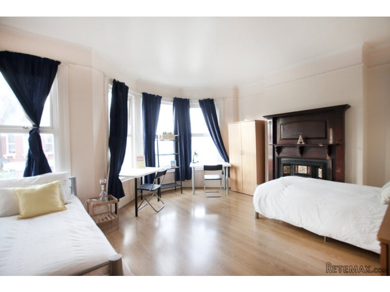 Twin with 2 single bed near Manor House..