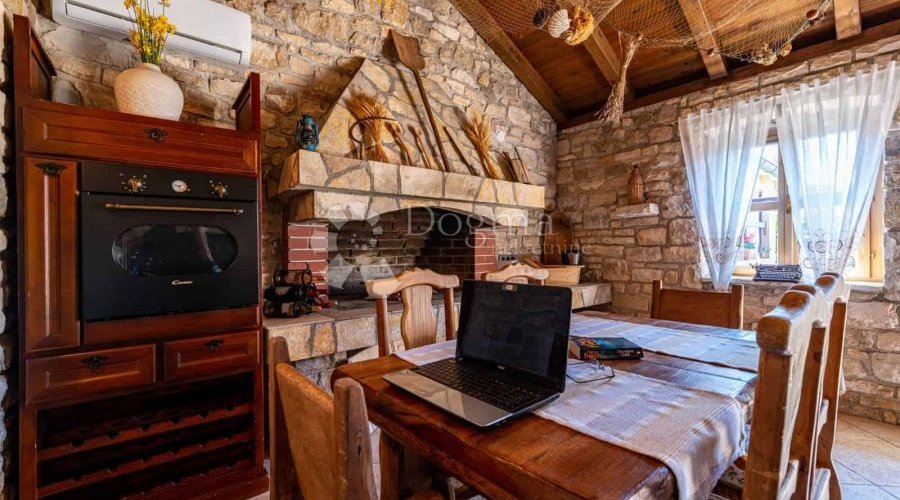 Trokatnica sa pomoćnim kamenim objektom - 5