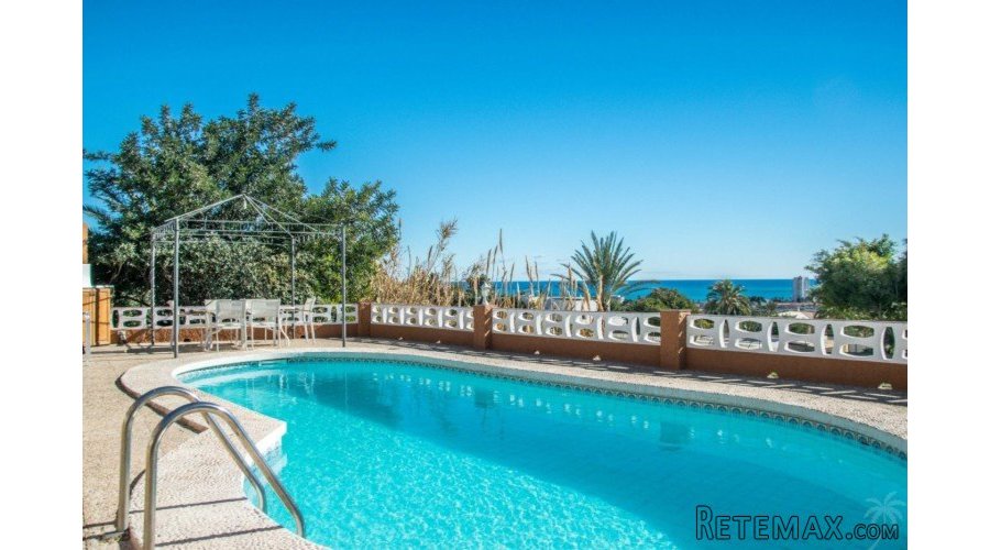This single-storey villa with wonderful sea views was.. - 2