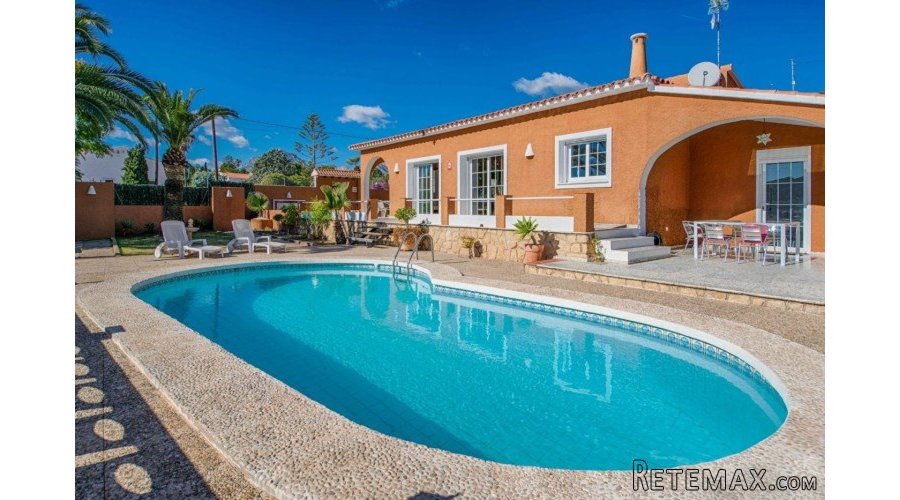 This single-storey villa with wonderful sea views was.. - 3