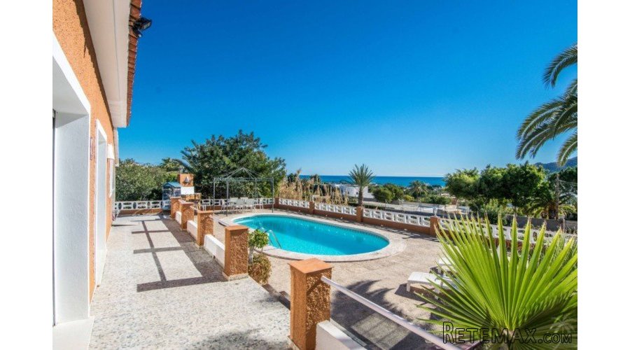This single-storey villa with wonderful sea views was.. - 4