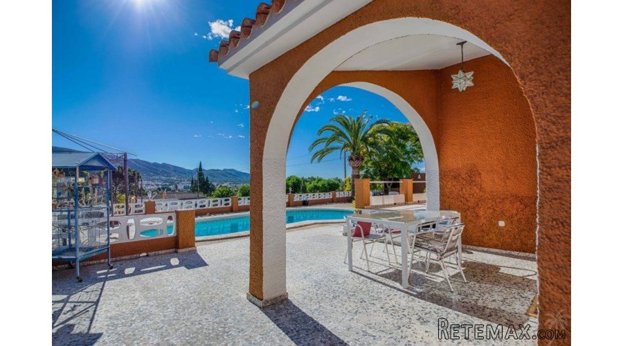 This single-storey villa with wonderful sea views was.. - 5
