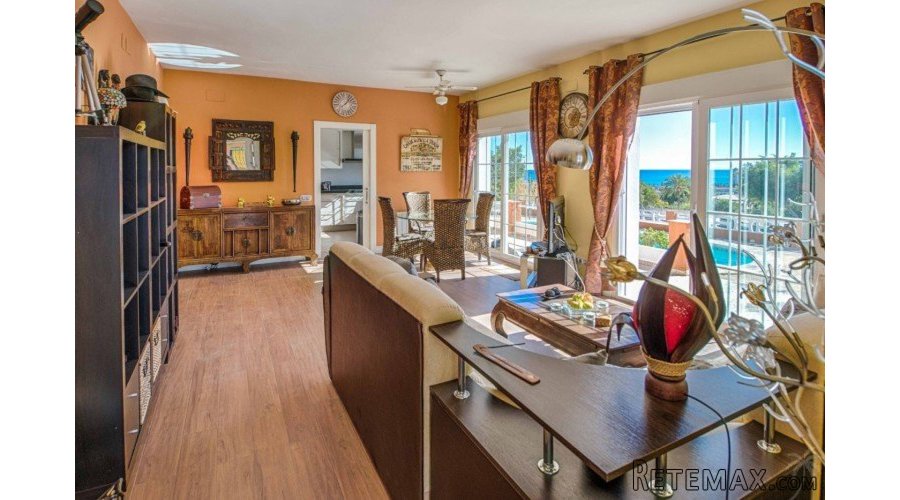 This single-storey villa with wonderful sea views was.. - 7