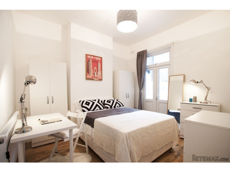 Single bed in a twin room near Clapham..