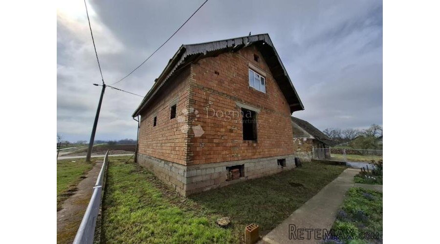 Prostrana kuća za uređenje + bonus zemljište!