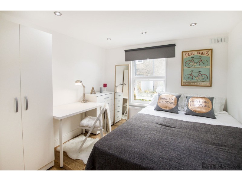 Single with double bed near Clapham..