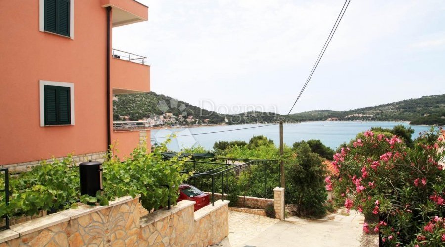 TISNO STAN OD 175 m2 U PREKRASNOJ APARTMANSKOJ KUĆI NADOMAK