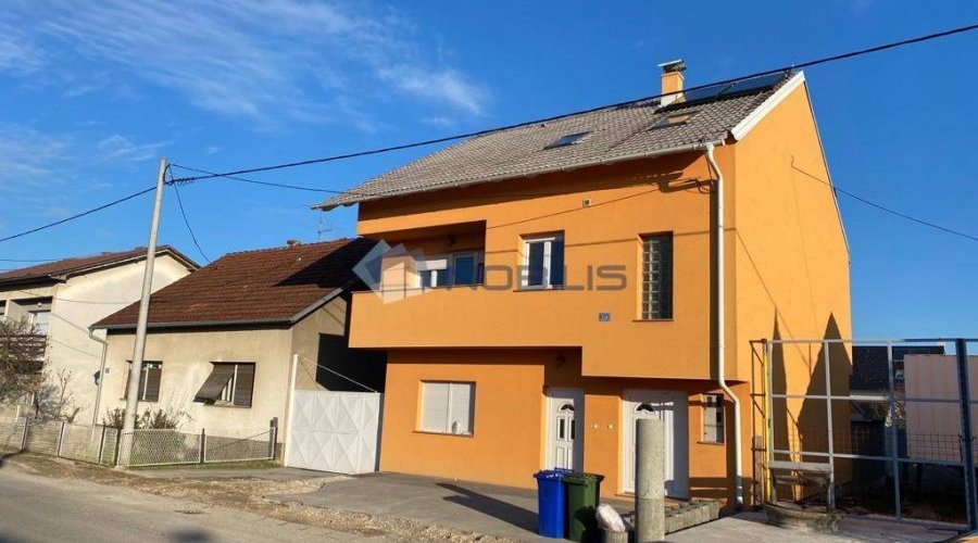 Petrinja, kuća 250m2, dvorište 424m2, 3 stana - 2