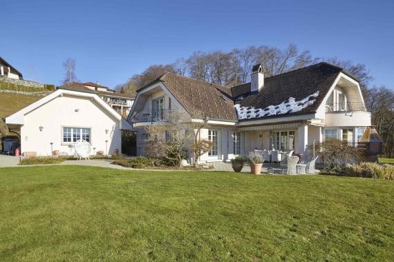 SPACIOUS COUNTRY HOUSE WITH OUTDOOR..