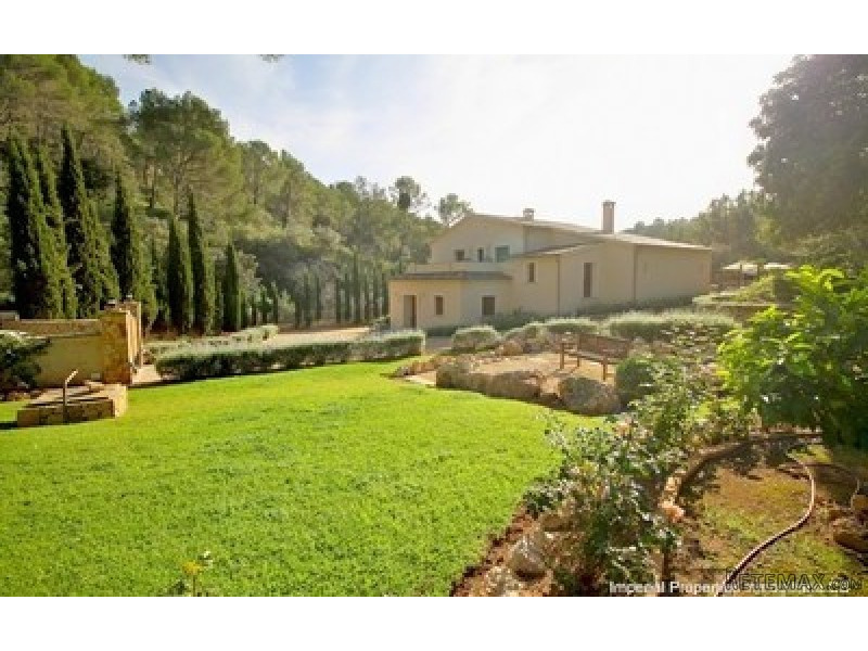Beautifully located luxury villa for..