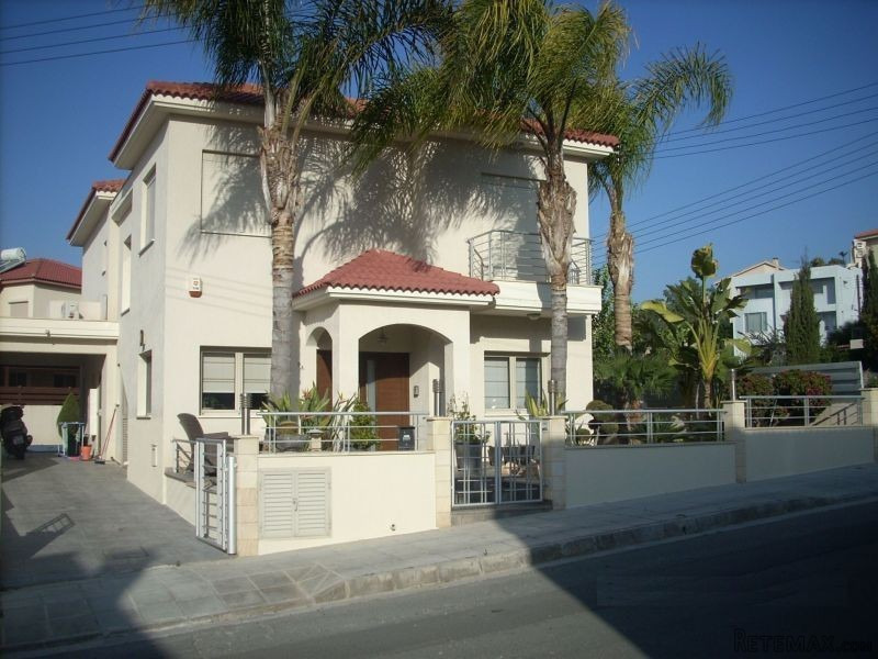 Detached 4 bed villa with pool Ayios..