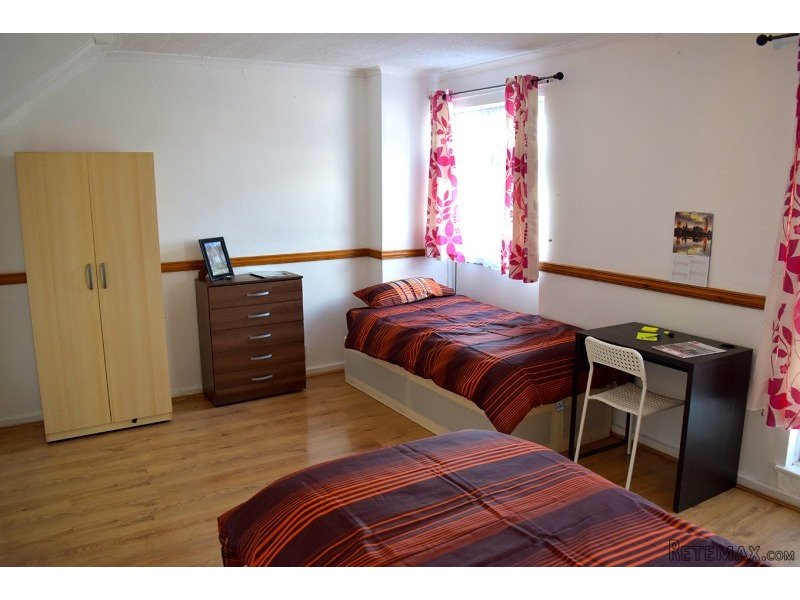 Room share for men, Zone 2, Devons road - 2
