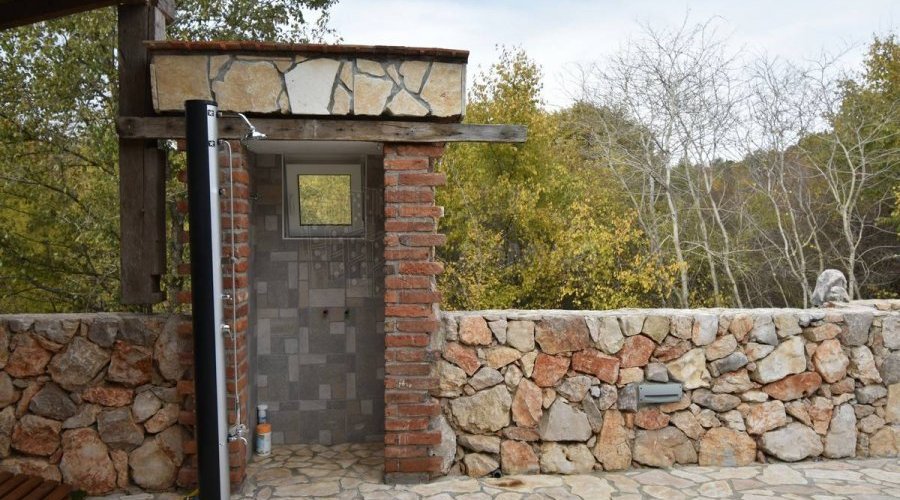 Kuća s lijepom okućnicom i bazenom - 12