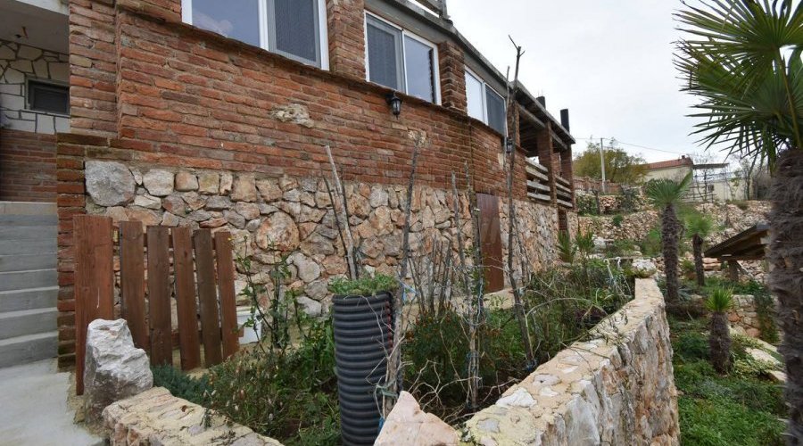Kuća s lijepom okućnicom i bazenom - 14