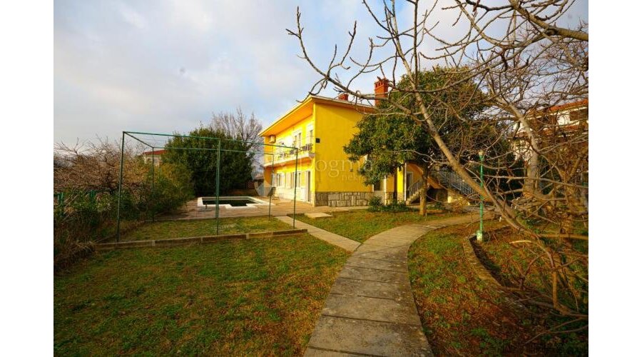 KOSTRENA OBITELJSKA KUĆA SA BAZENOM NAJAM - 2