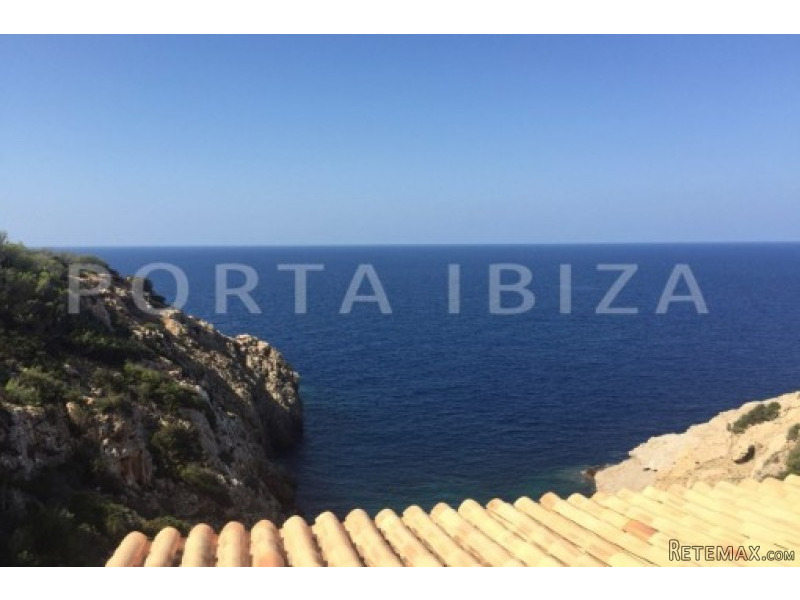 Charming house in first sea line close..