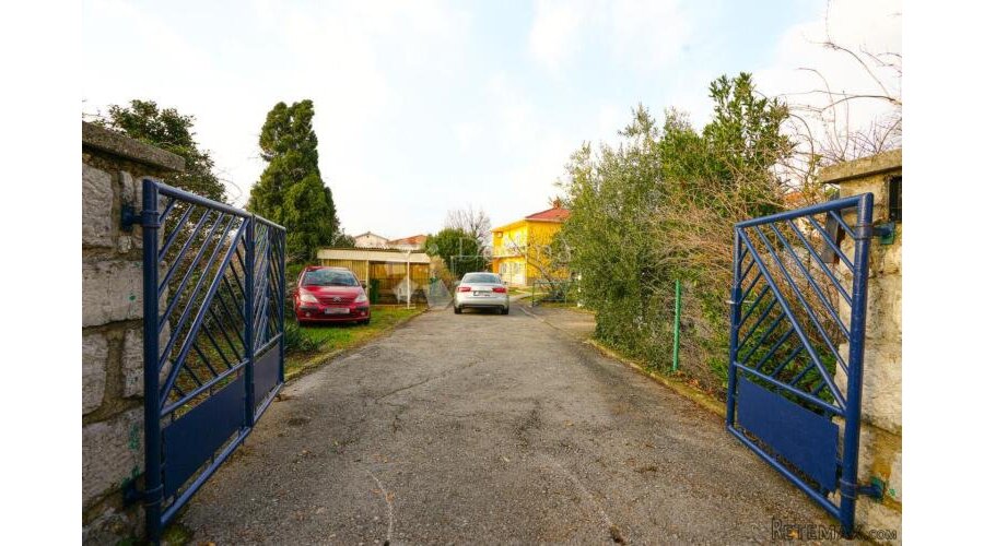 KOSTRENA OBITELJSKA KUĆA SA BAZENOM NAJAM - 3