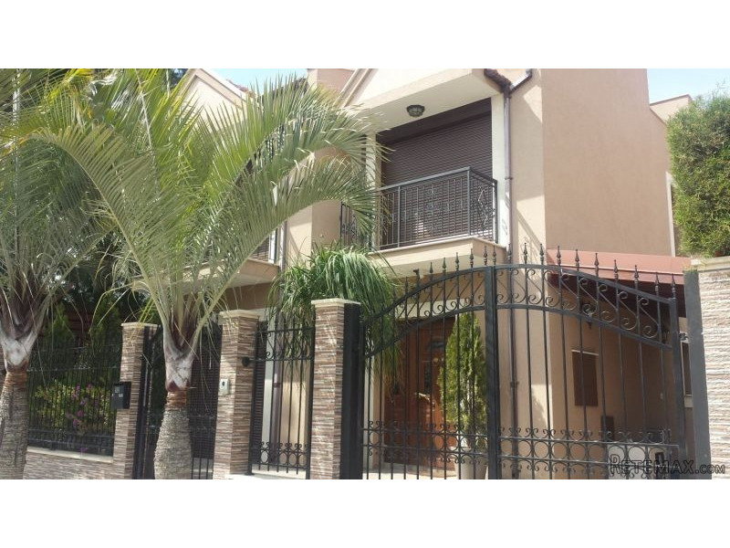 Luxurious 4 bedroom VILLA , opposite..
