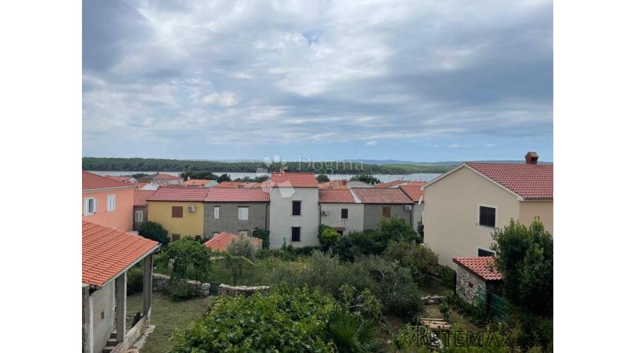 PUNAT KUĆA 200M OD MORA