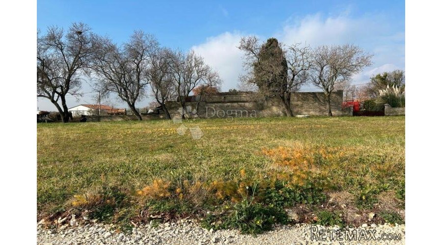 VODNJAN – ravna građevinska parcela praktičnog oblika