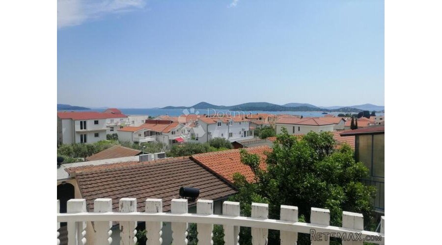TRIBUNJ - kuća s 9 apartmana + građevinska parcela 418 m2 - 2